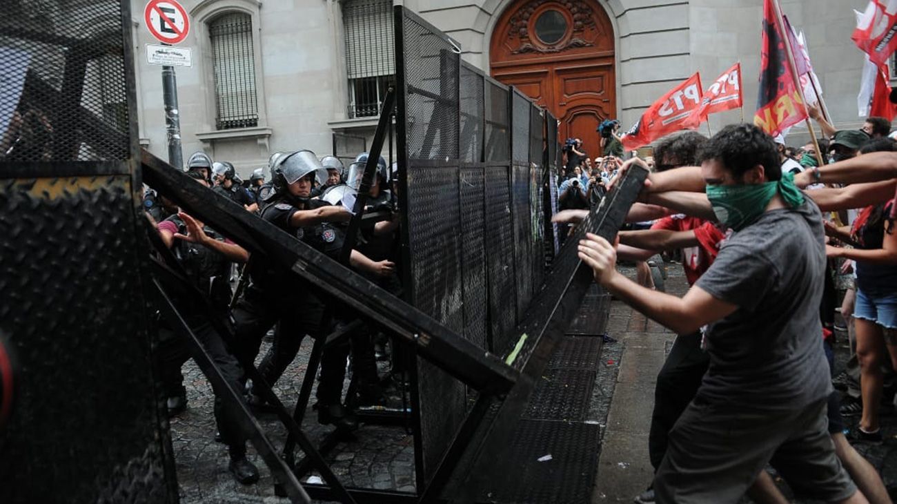 Marcha en la Legislatura por la creación de la UniCABA.