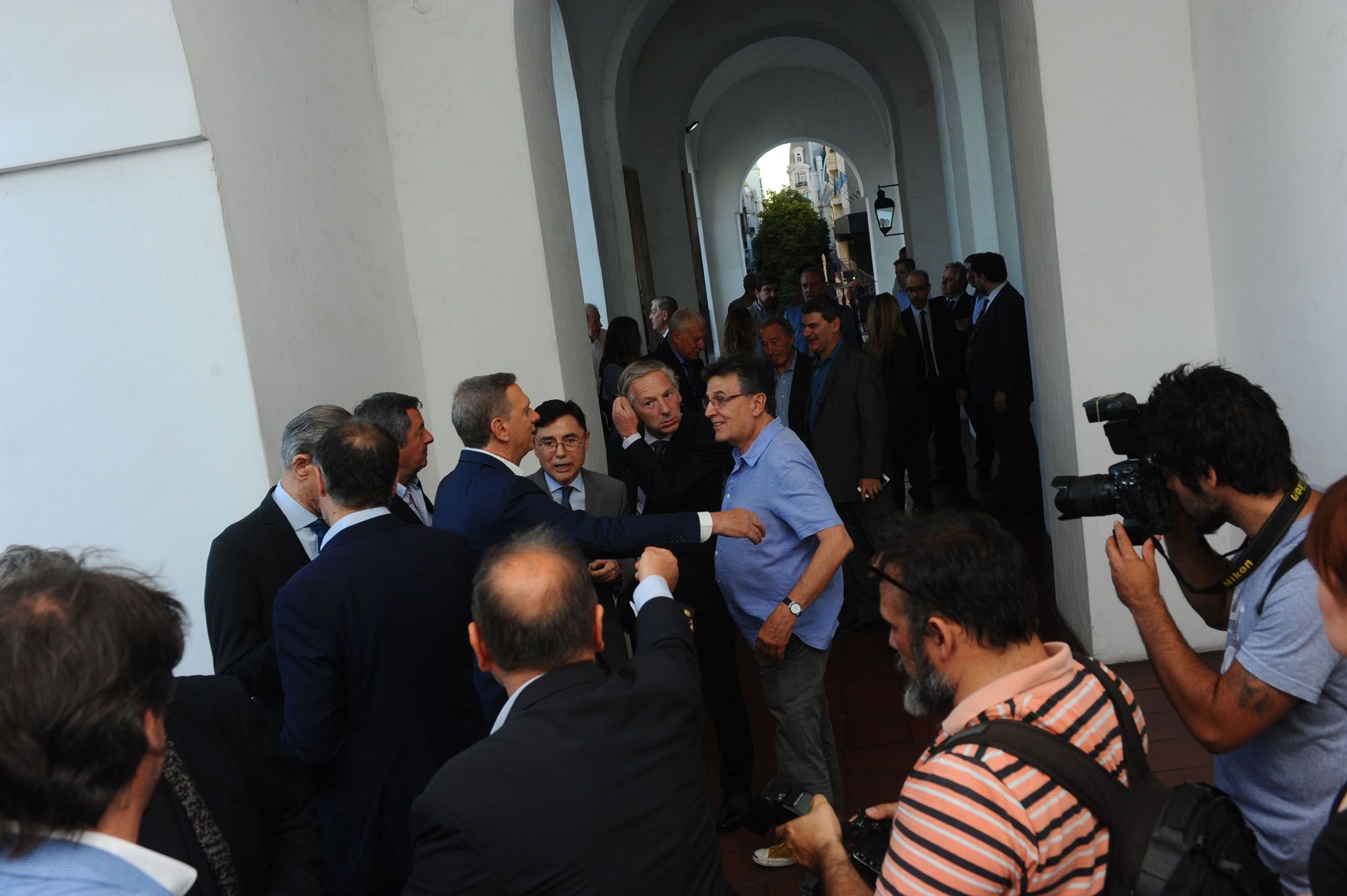 Longobardi, Bonelli, Guareschi, dialogan animadamente junto a Fontevecchia, en la previa al Cabildo.