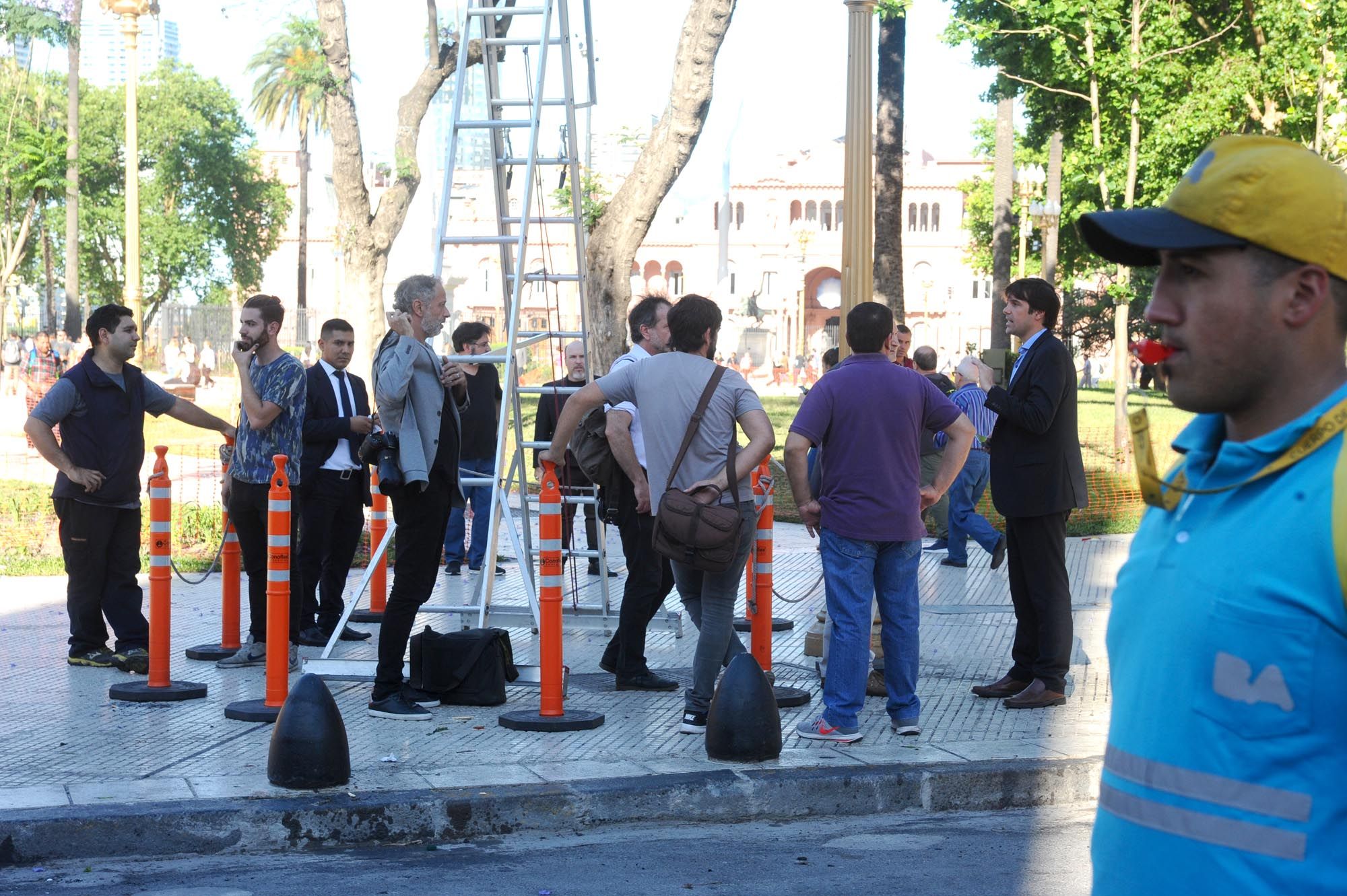 El Director de Educación PERFIL Rodrigo Lloret junto al equipo fotográfico de la Editorial, en la previa de la presentanción de Periodismo y Verdad.