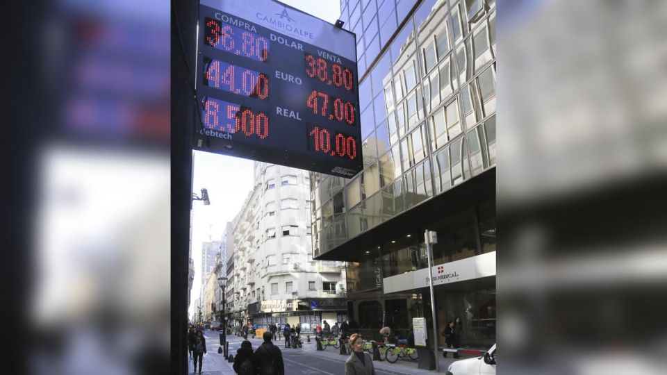 Suba. El riesgo país no cede y el dólar escaló $ 1,30 en la semana.
