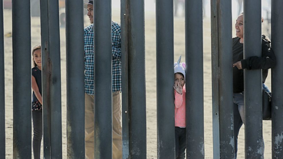 Una enorme reja en la frontera entre México y Estados Unidos.