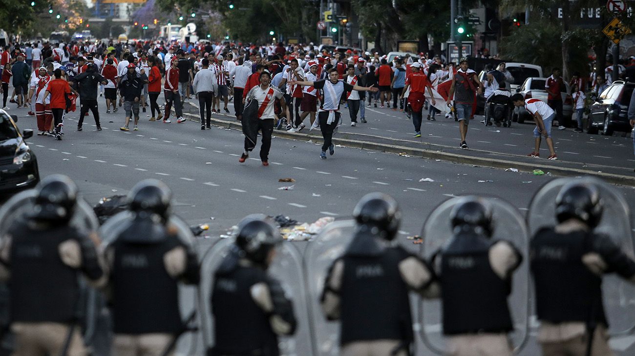 Incidentes en la previa del partido finalmente suspendido. 