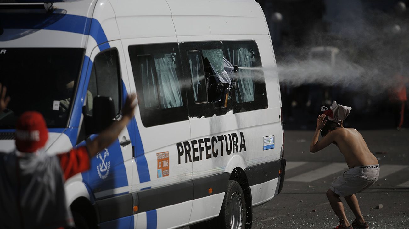 Incidentes en la previa del partido finalmente suspendido. 