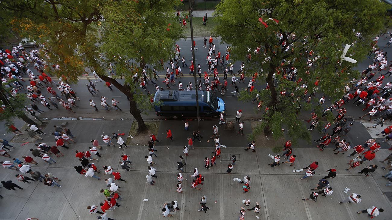 Incidentes en la previa del partido finalmente suspendido. 