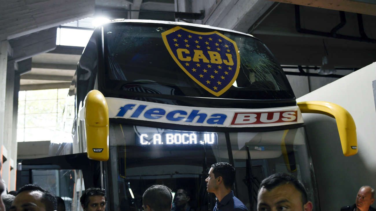 El micro de Boca fue agredido cuando llegaba al Monumental. 