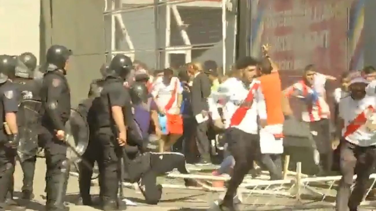 Superfinal: corridas, balas de goma y detenidos alrededor del Monumental