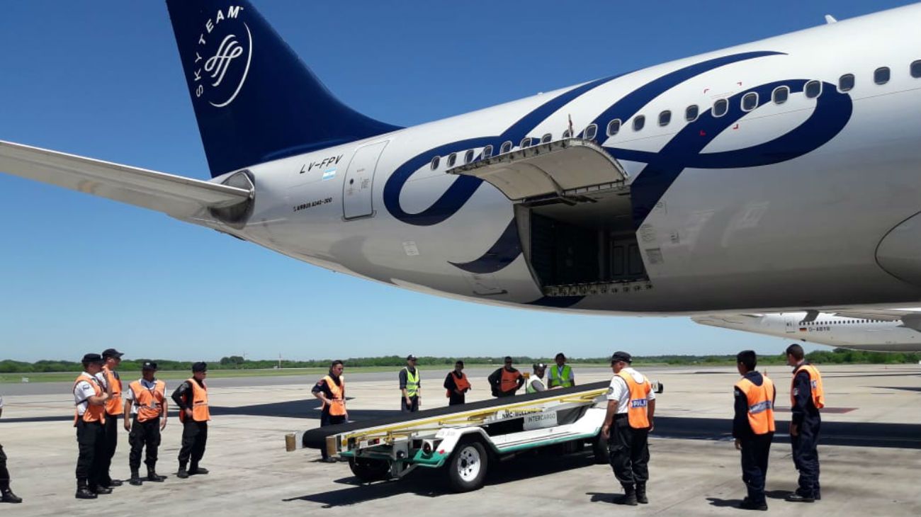 Fuerzas de seguridad civiles y militares se preparan para reemplazar a trabajadores en puntos críticos de la logística aeronáutica.