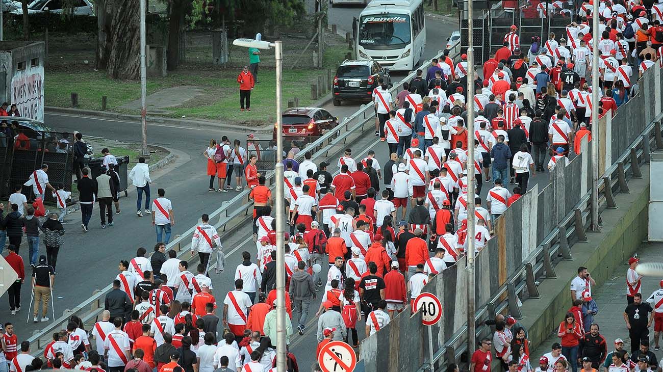 Postales que dejo la previa y la suspension del partido 