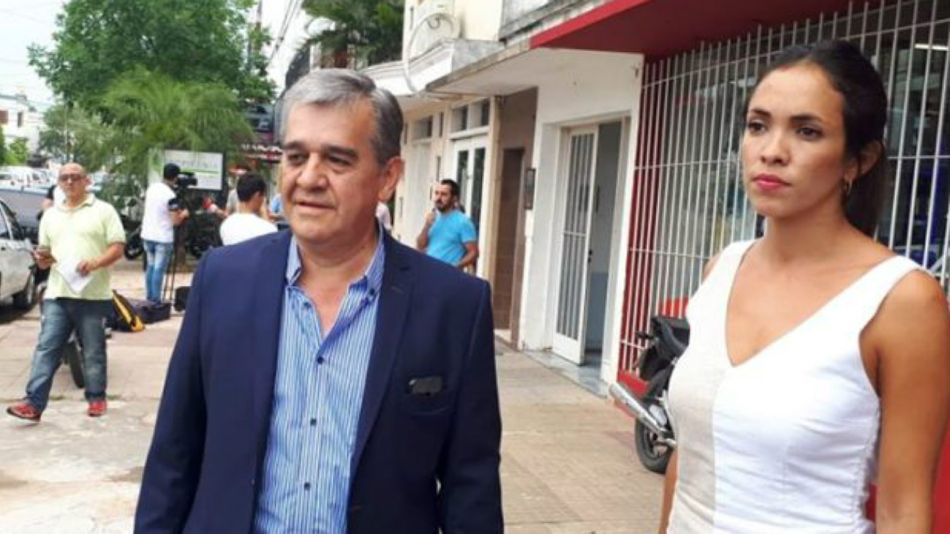 El intendente de Castelli (Chaco) Oscar Nievas, junto a su abogada, la doctora Virginia Alvarez.