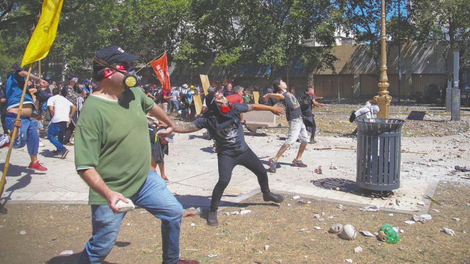escenario. Rompían los asientos para tirarlos a la policía.
