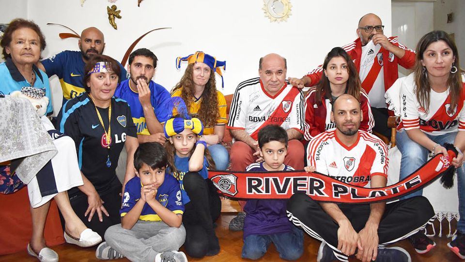 Locos por el fútbol. Desde la abuela hasta los nietos, los Borda conviven mitad y mitad.