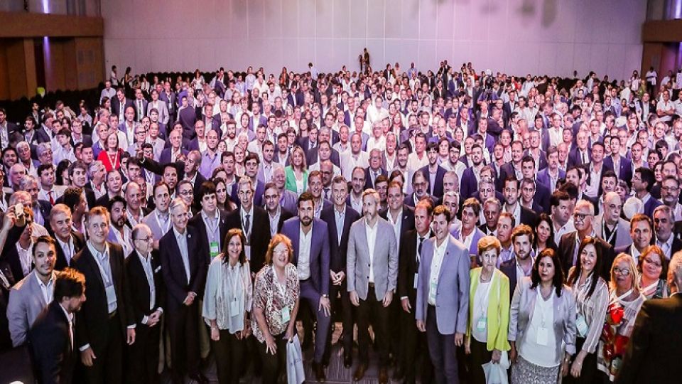 ENCUENTRE A MESTRE. A la derecha, un poco más. Más. ¿Lo vio? Ahí está el intendente.