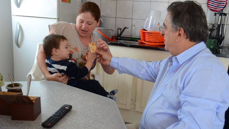 TIMBREO. Mario Negri sigue recorriendo la provincia. Las encuestas lo muestran mejor posicionado que Ramón Mestre.