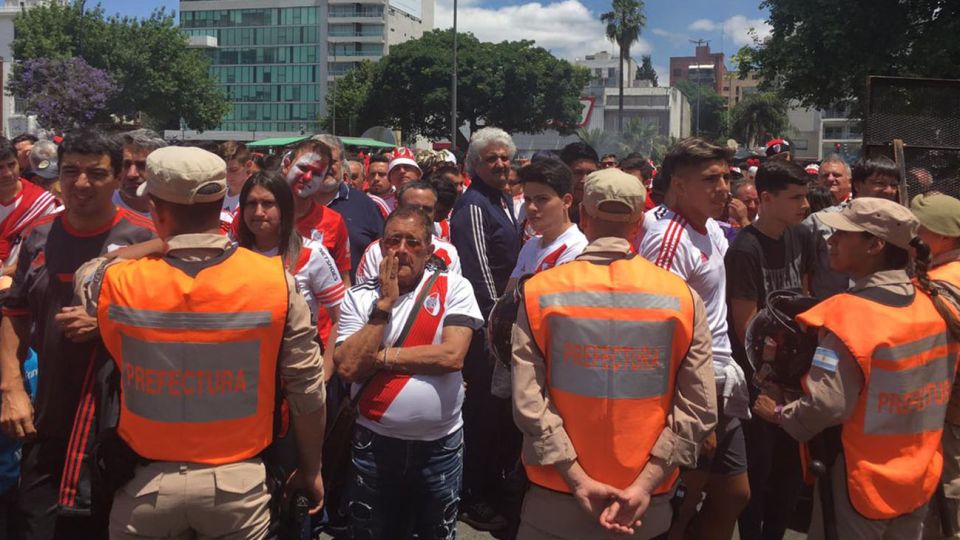 La entrada de los hinchas al monumental