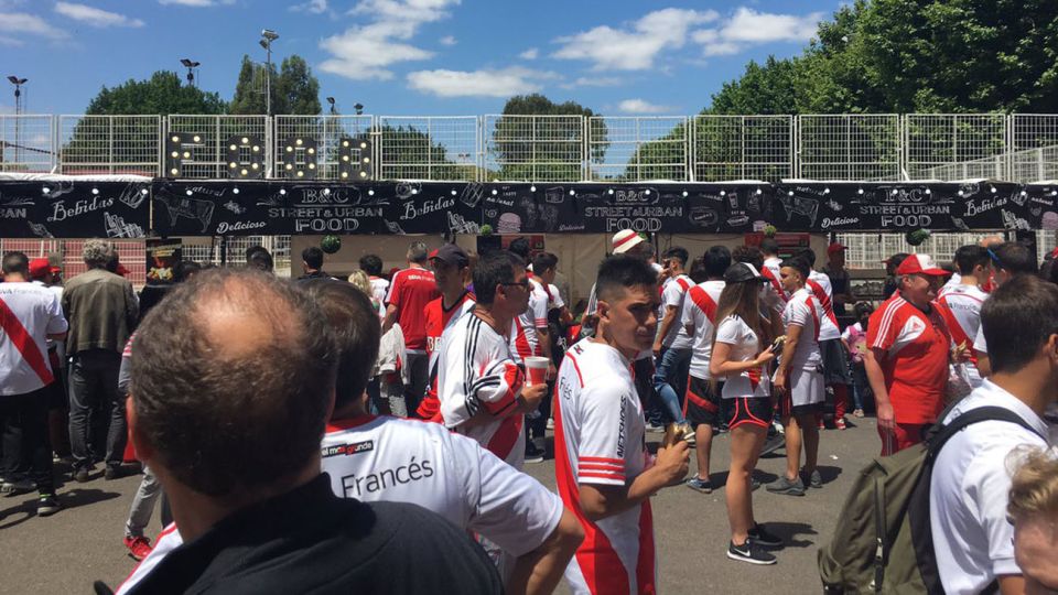 La entrada de los hinchas al monumental