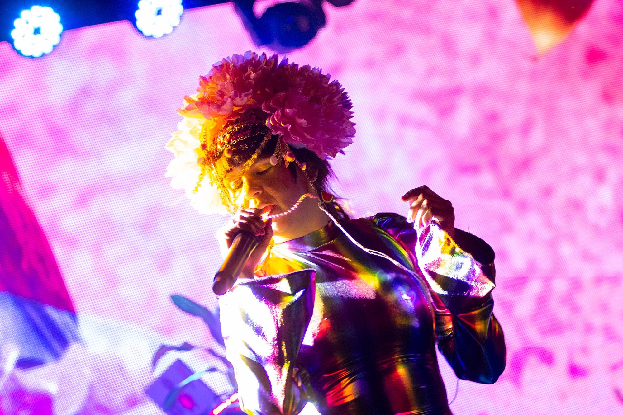 La Bomba Estereo brindó una fiesta psicodélica en el Konex