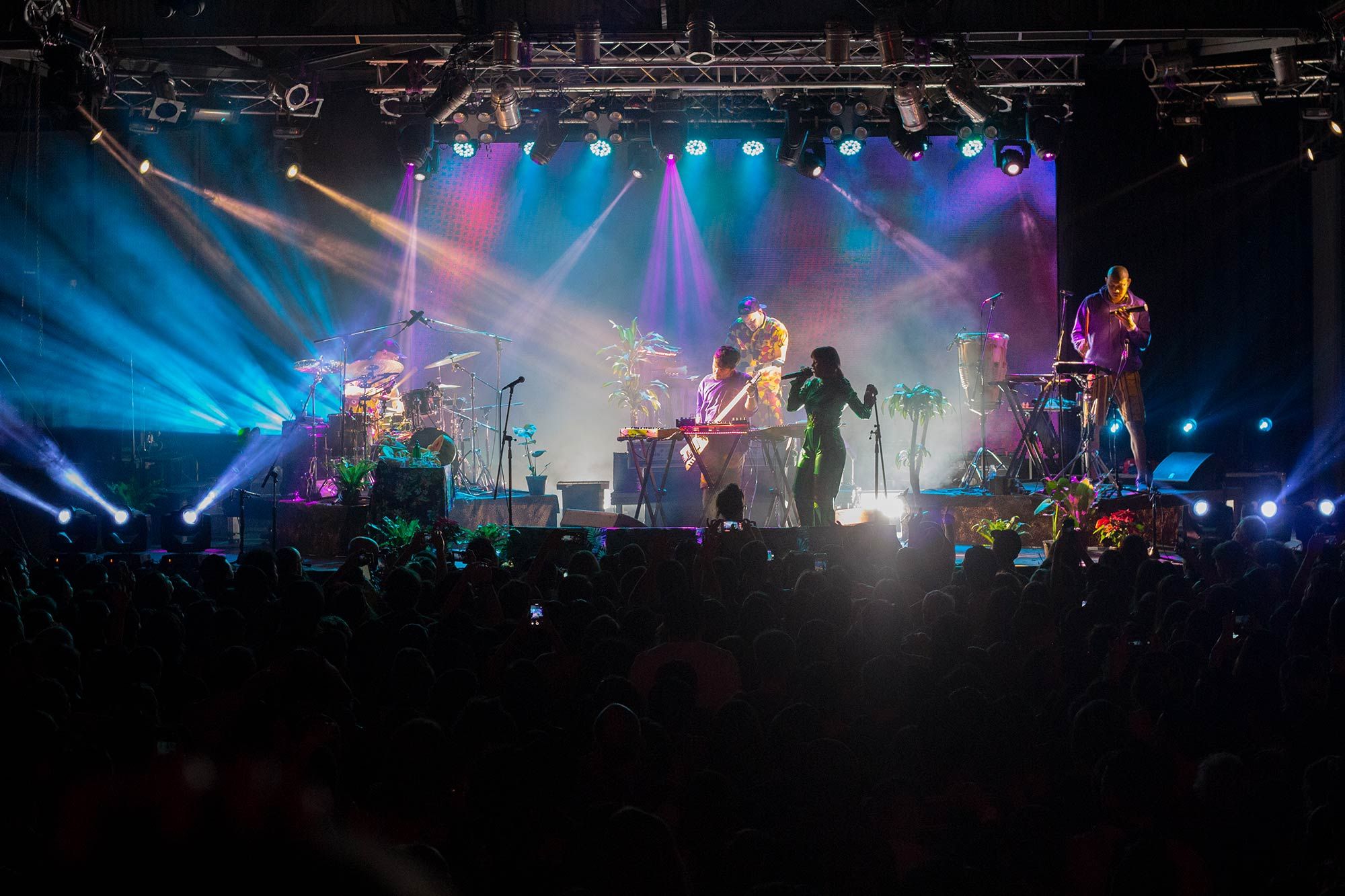 La Bomba Estereo brindó una fiesta psicodélica en el Konex