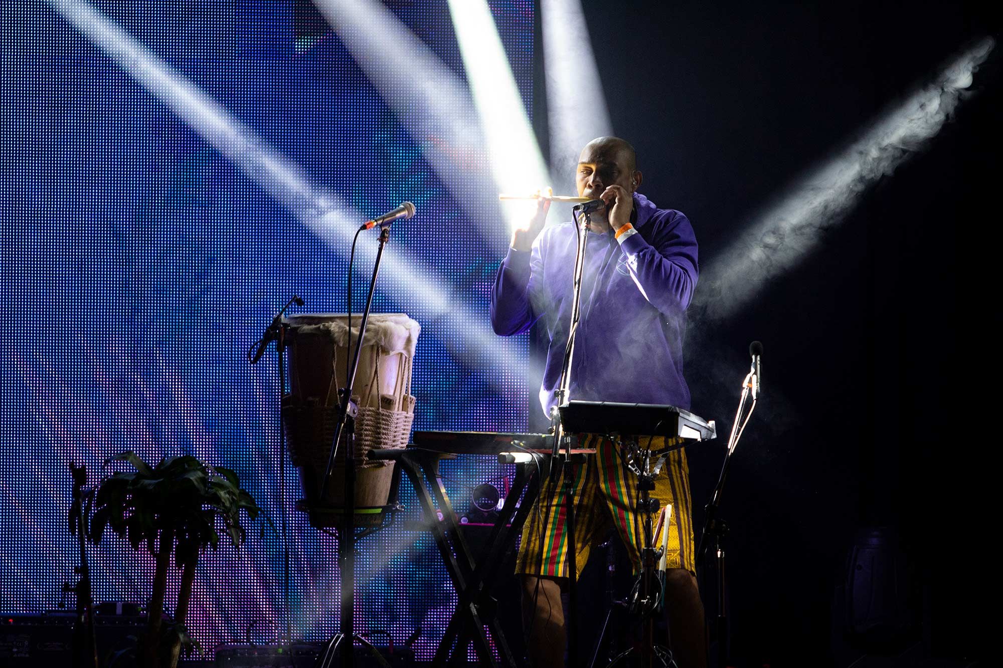 La Bomba Estereo brindó una fiesta psicodélica en el Konex