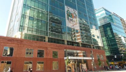 USAL. La nueva sede está en Córdoba y Montevideo, tiene 14 mil metros cuadrados y cuenta con paneles solares, lámparas LED y vidrios que conservan la temperatura.