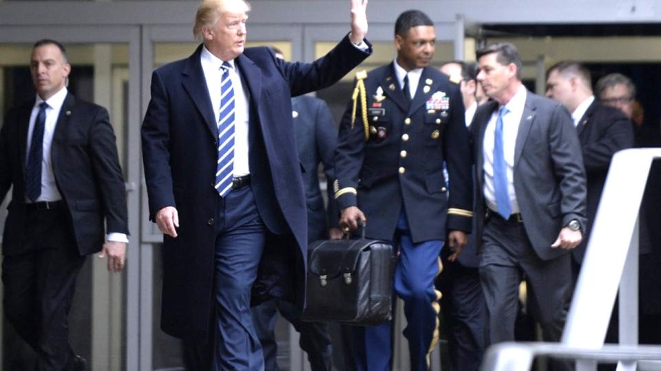 Trump. El mandatario de EE.UU. llega con “the football”, su valija nuclear.