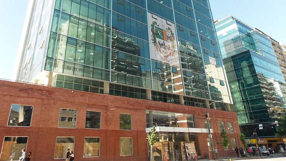 USAL. La nueva sede está en Córdoba y Montevideo, tiene 14 mil metros cuadrados y cuenta con paneles solares, lámparas LED y vidrios que conservan la temperatura.