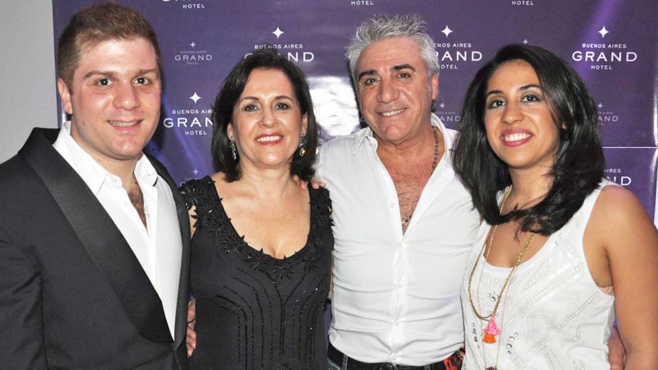 Familia. Carlos con su ex mujer Susana Ortiz -con quien siempre se llevó muy bien–, y sus hijos Stefano y Carla.