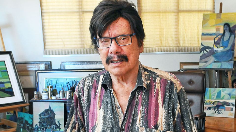 Eterno. Ayala en el atelier de su casa donde conviven unos doscientos cuadros. Músico, pintor, escritor y actor. Un artista total.