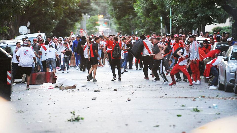 Disturbios. Tras la suspensión del partido, hubo corridas y incidentes en los alrededores del Monumental entre hinchas y la policía.