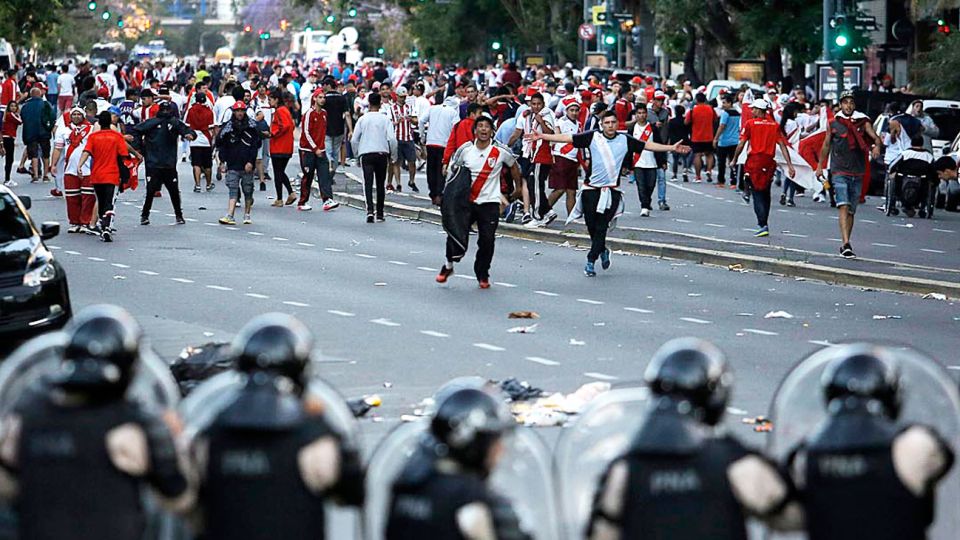 Violencia. Muchas calles del barrio de Núñez fueron un caos. Los funcionarios, en silencio.