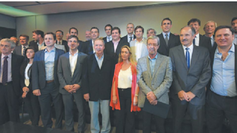 CLUSTER. Se presentó el jueves. En la foto, referentes del sector junto al gobernador Schiaretti. El ecosistema productor de cajas de cambio, con VW entre las locomotoras de desarrollo del sector, aumentaría su competitividad si aplican “manufactura 4.0”, advierten