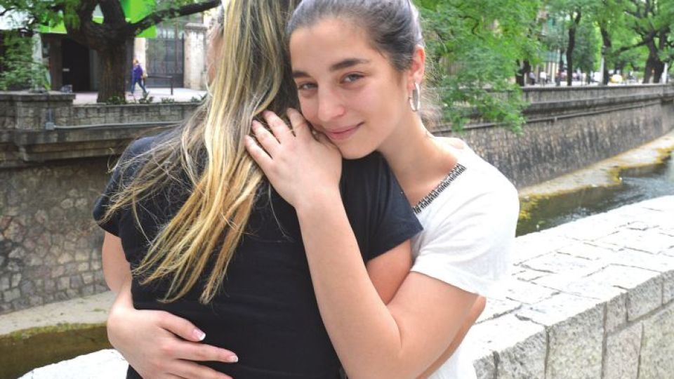 REENCUENTRO. Candelaria y Gisella se funden en un abrazo después de dos años de incomunicación absoluta tras permanecer aislada en el Centro Dolto, que estaba a cargo del psicólogo Bazán.