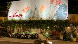 Promoviendo el uso de envases no plástico y de evitar los desechos, hace gala de una nueva moda de alimentación sana cercana a los preceptos budistas.