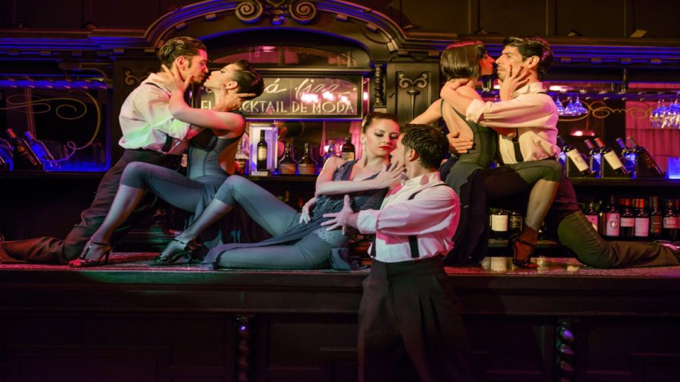 Esta casona de 1920 invita a descubrir sus antiguos misterios, a situarse en la Buenos Aires de principios de siglo XX. Un viaje nostálgico por el arte, la cultura y la gastronomía de la época de oro del tango.