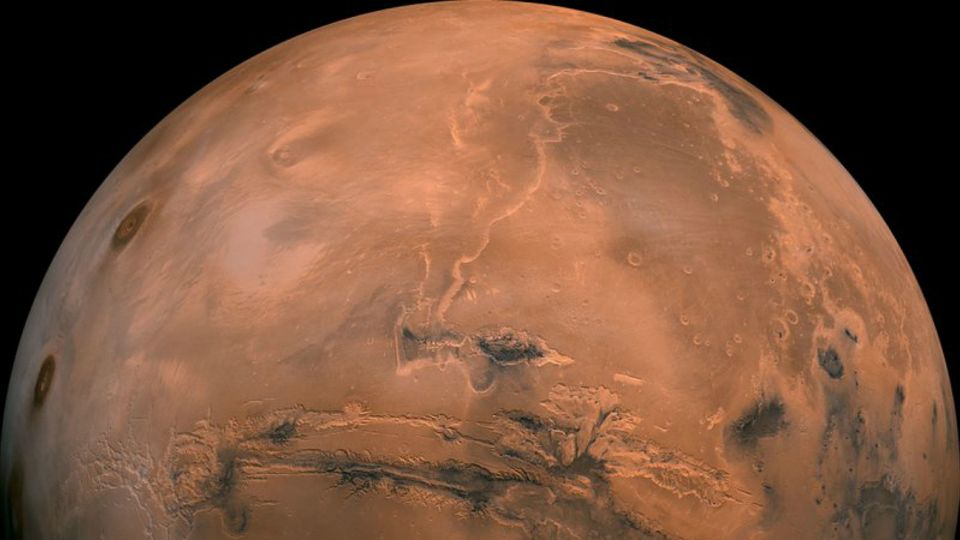La misión de esta nave, fijada al suelo por tres patas, no es moverse como los vehículos "Curiosity" u "Opportunity" buscando rastros de antiguos de humedad o biológicos, sino estudiar el interior de Marte.