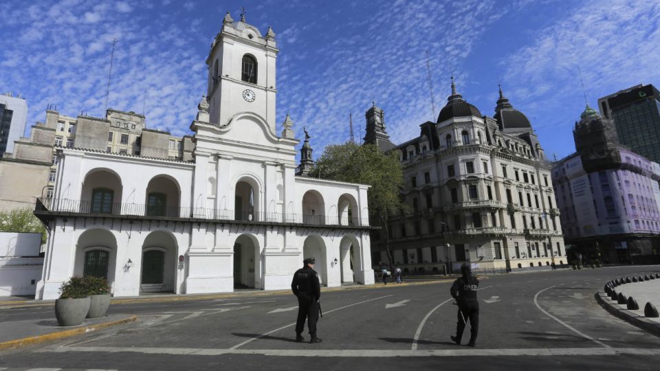 Con la ciudad virtualmente sitiada por un operativo que incluye más de 20.000 efectivos de seguridad, los habitantes verán limitados sus movimientos con diferentes cortes de avenidas y accesos y suspensión de servicios de transporte público.