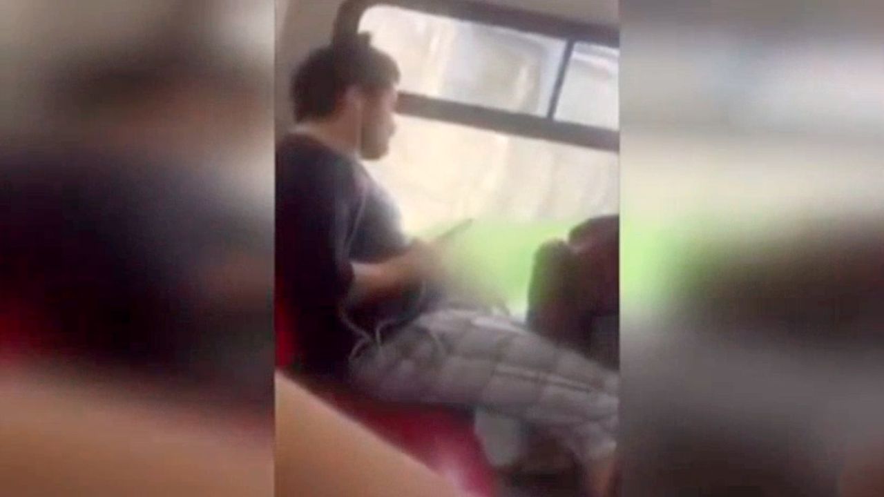 Se masturbó en un colectivo frente a una chica y lo detuvieron | Perfil