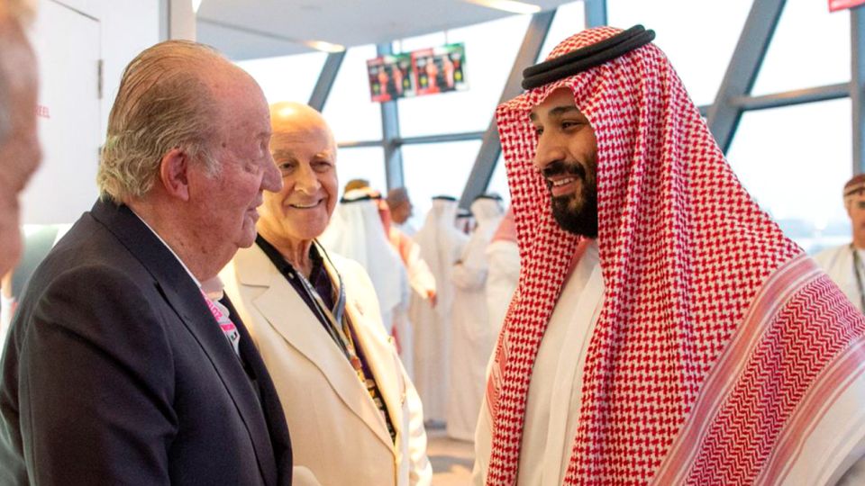 Juan Carlos fue criticado por una esta foto en la que se lo ve con el príncipe heredero de Arabia Saudita, Mohammed bin Salman, en plena polémica por el asesinato del periodista Jamal Khashoggi.