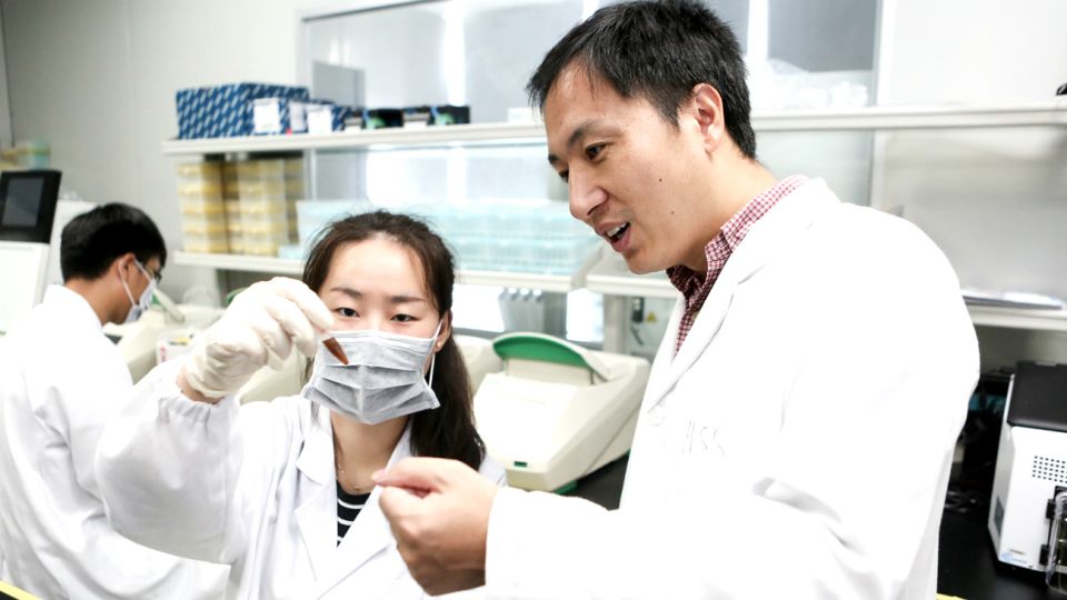 He Jiankui, el investigador que utilizó una técnica llamada Crispr para manipular el ADN de las gemelas cuando estaban en la etapa embrionaria de desarrollo, se enfrenta a las críticas por exponer a las niñas a los riesgos potenciales de por vida que los científicos recién están empezando a entender.