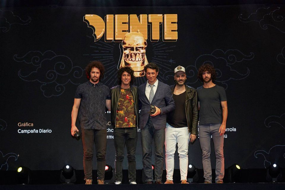 Perfil y The Juju durante la entrega del Oro en la categoría Gráfica.