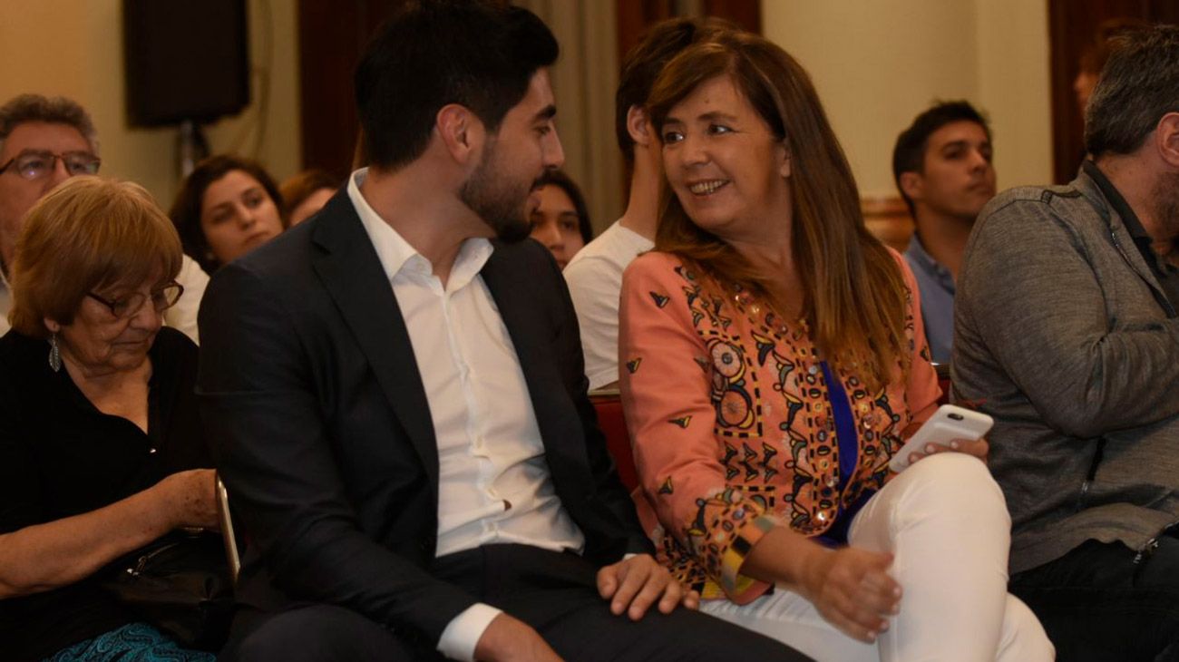 Facundo Moyano y Gabriela Cerrutti en la charla organizada por la diputada Victoria Donda.