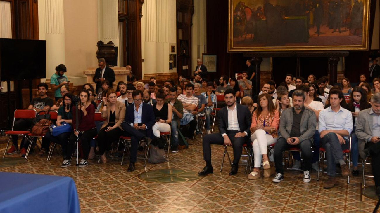 El ministro de Corte Suprema y el presidente de PERFIL Network hablaron en el Salón de los Pasos Perdidos de la Cámara de Diputados, en la charla “Fake News, Política, Derecho y Periodismo” organizada por la diputada Victoria Donda. Plantearon los ejes para un nuevo esquema jurídico y mediático frente a la realidad de las redes.