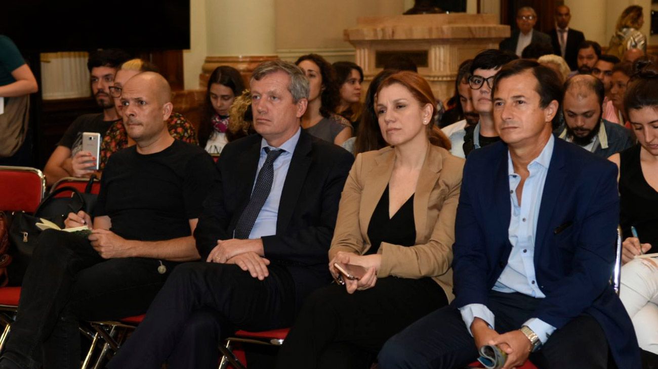 Dirigentes como Daniel Lipovetzky, Karina Banfi y el presidente de la cámara Emilio Monzó presenciaron la charla.