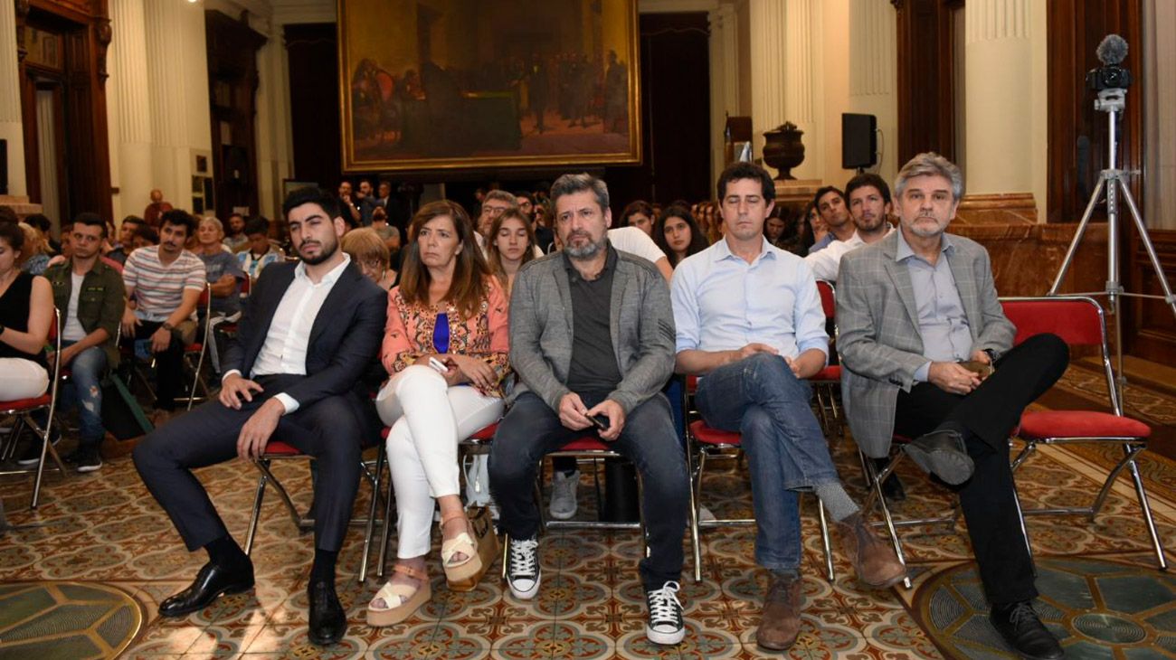 El ministro de Corte Suprema y el presidente de PERFIL Network hablaron en el Salón de los Pasos Perdidos de la Cámara de Diputados, en la charla “Fake News, Política, Derecho y Periodismo” organizada por la diputada Victoria Donda. Plantearon los ejes para un nuevo esquema jurídico y mediático frente a la realidad de las redes.