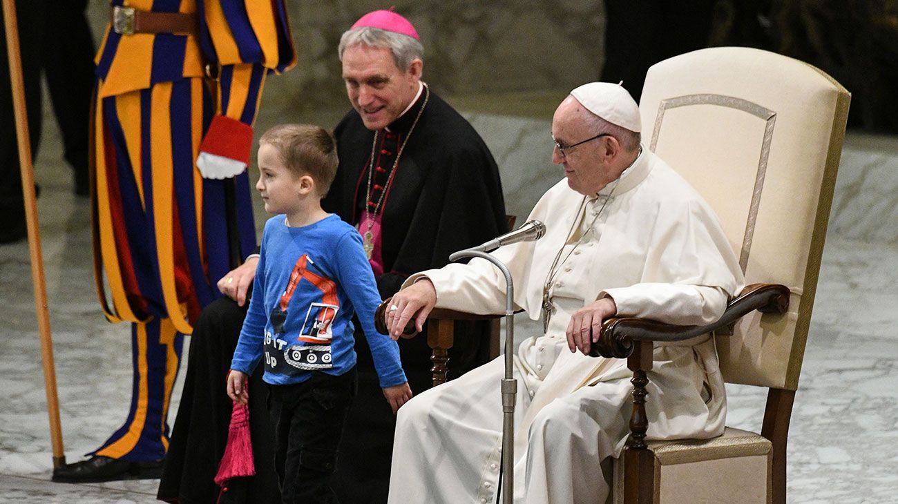 Un niño mudo roba al papa Francisco el protagonismo en la audiencia general. 