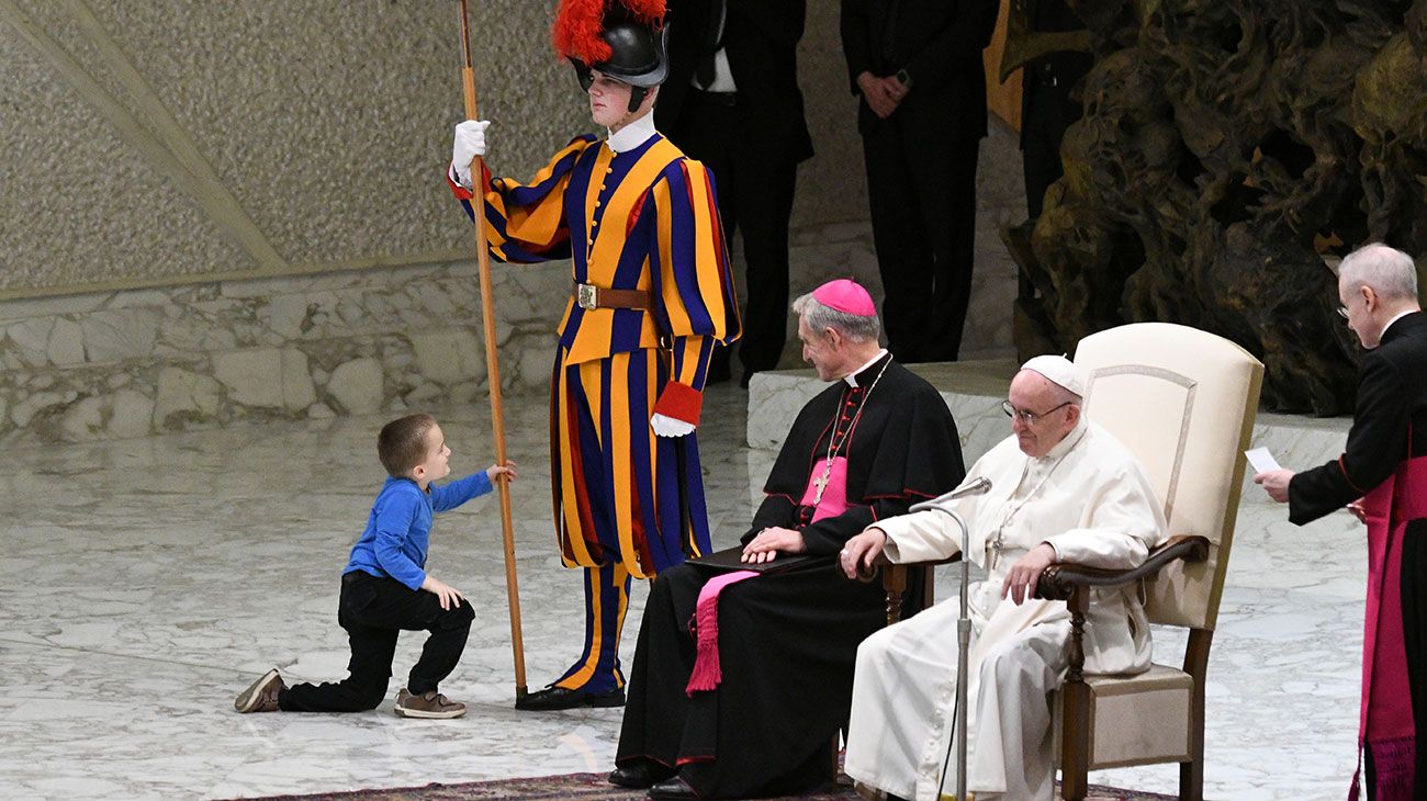 Un niño mudo roba al papa Francisco el protagonismo en la audiencia general. 