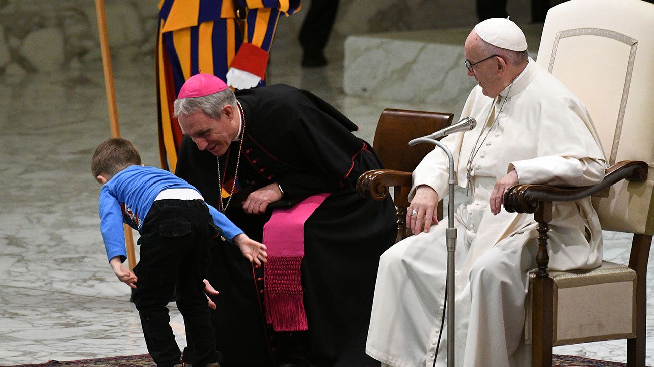 Un niño mudo roba al papa Francisco el protagonismo en la audiencia general. 