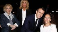 Al llegar al país, Macron posa con Gabriela Michetti en Ezeiza. 