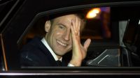 Macron saluda cuando deja la estación aérea, rumbo a la Embajada de Francia en Buenos Aires.