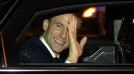 Macron saluda cuando deja la estación aérea, rumbo a la Embajada de Francia en Buenos Aires.