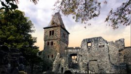 Está en lo alto de una colina, en la región montañosa de Odenwald, en el sur de Alemania. Inspiró la famosa novela de Mary Shelley.